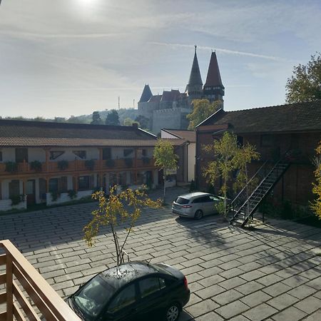 Pensiunea Hanul Huniazilor Hunedoara Exterior foto