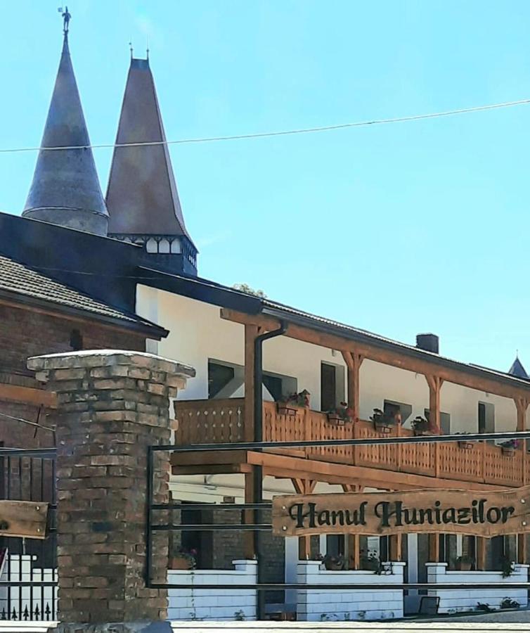 Pensiunea Hanul Huniazilor Hunedoara Exterior foto
