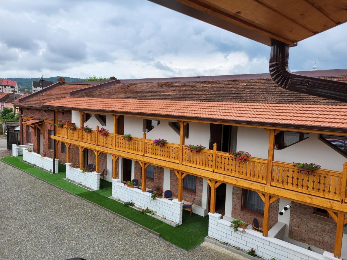 Pensiunea Hanul Huniazilor Hunedoara Exterior foto