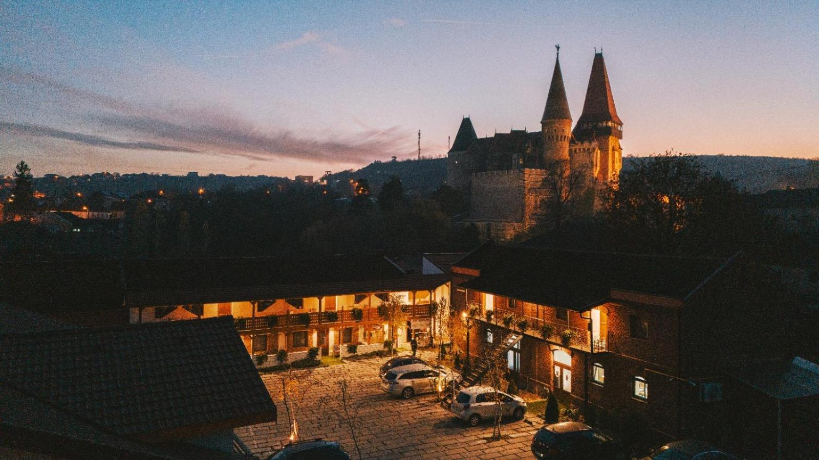 Pensiunea Hanul Huniazilor Hunedoara Exterior foto