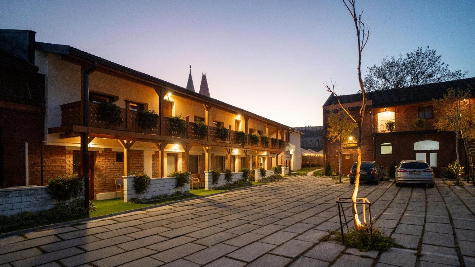 Pensiunea Hanul Huniazilor Hunedoara Exterior foto