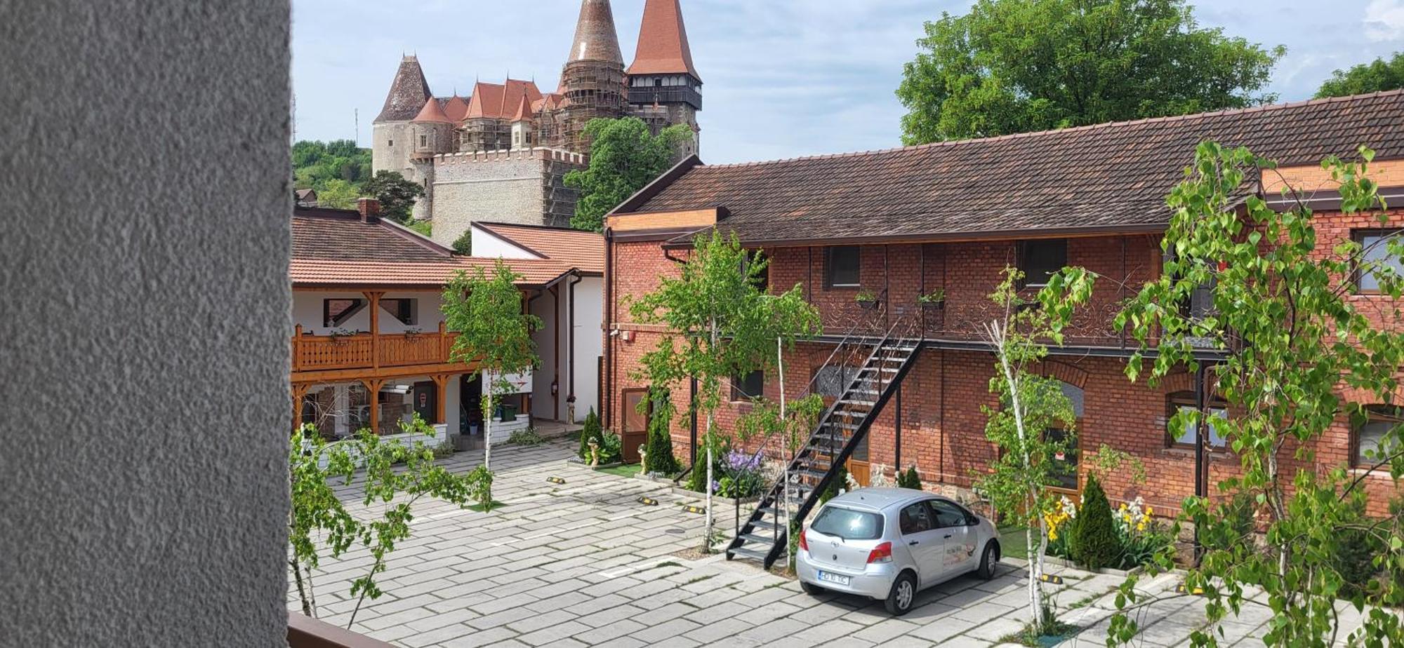 Pensiunea Hanul Huniazilor Hunedoara Exterior foto