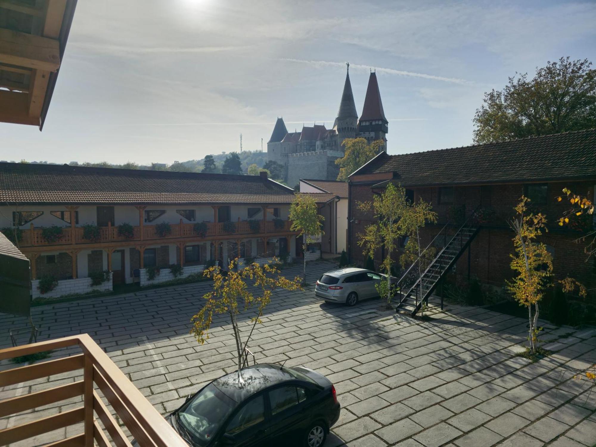 Pensiunea Hanul Huniazilor Hunedoara Exterior foto